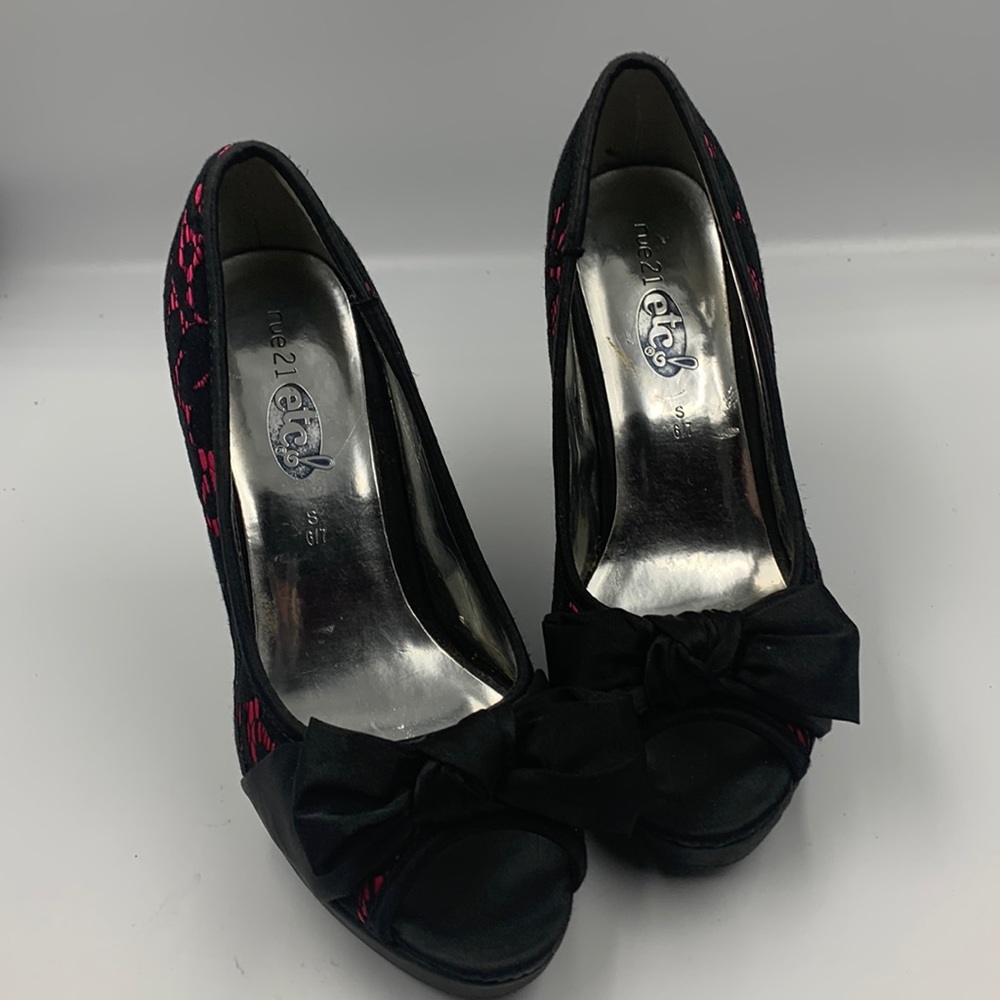 Heeled pumps